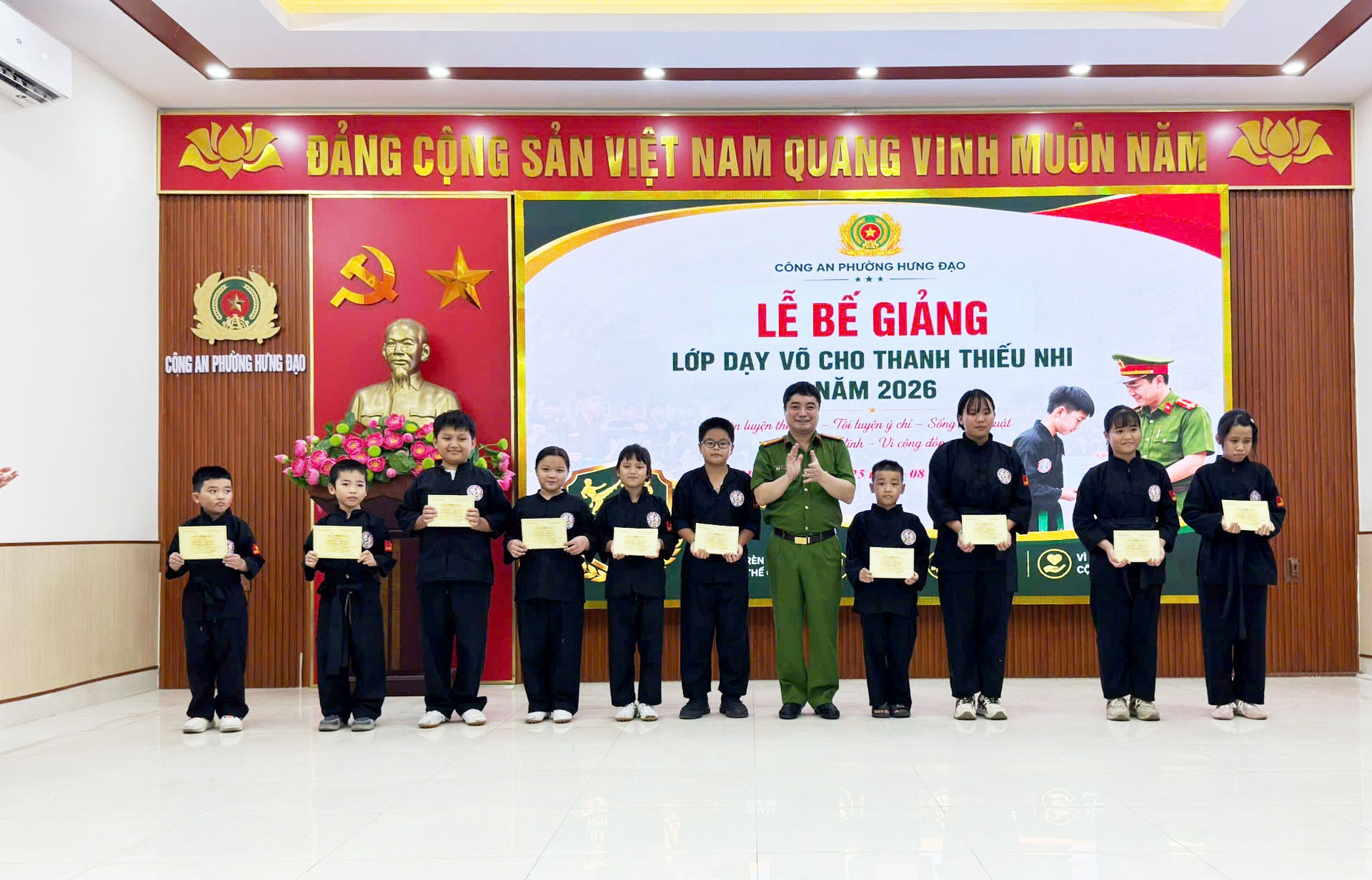 Công an phường Hưng Đạo bế giảng lớp dạy võ Công an nhân dân cho thanh thiếu nhi